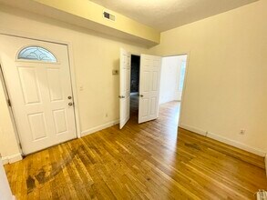 733 Parker St, Unit 2 in Boston, MA - Foto de edificio - Building Photo