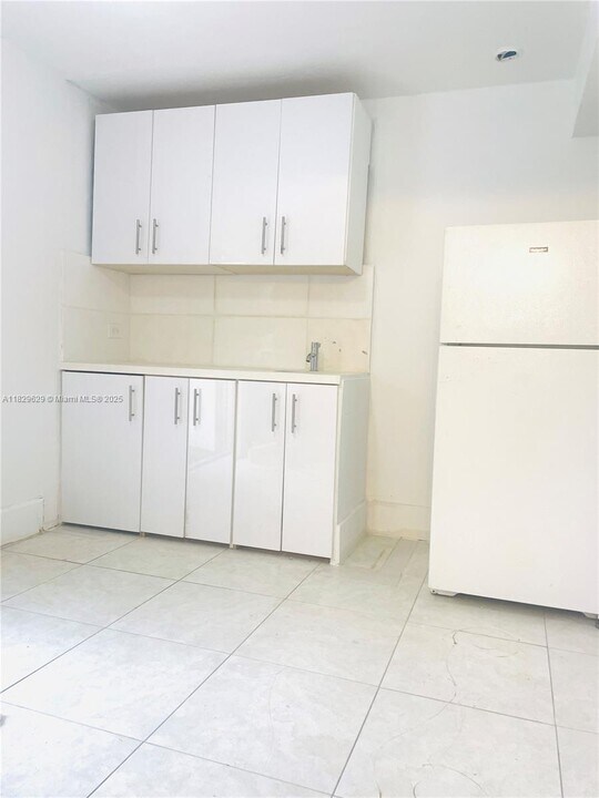 613 Sharar Ave in Opa Locka, FL - Building Photo