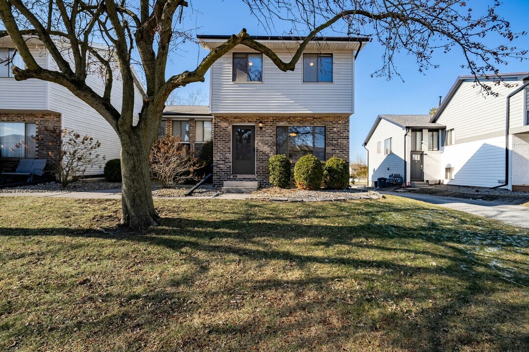 107 N Orr Dr in Normal, IL - Foto de edificio