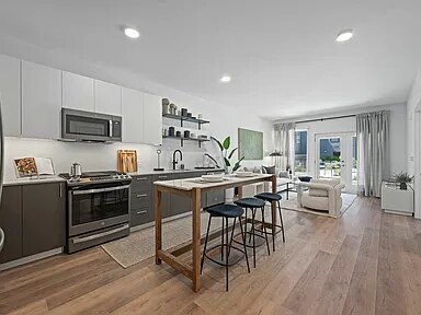 202 Mill Rd in Everett, MA - Building Photo - Building Photo