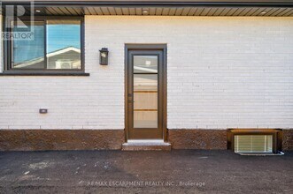 75 Britten Close in Hamilton, ON - Building Photo - Building Photo