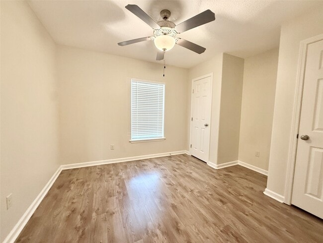 140 Huisache St in Lake Jackson, TX - Foto de edificio - Building Photo