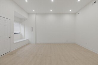 2234 W Irving Park Rd, Unit SF in Chicago, IL - Foto de edificio - Building Photo