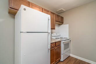 Columbia Square South *RENOVATED APARTMENTS!* in Grand Forks, ND - Building Photo - Building Photo