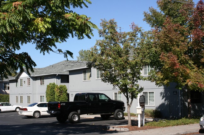 Willow Creek Estates in Medford, OR - Building Photo - Primary Photo