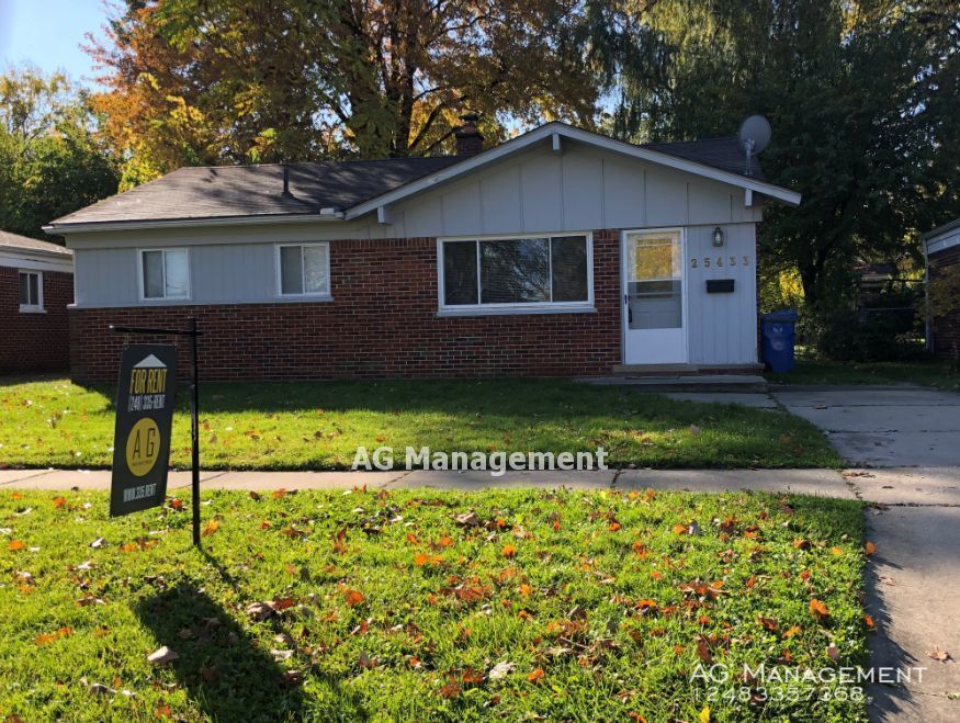 25433 Norfolk St in Dearborn Heights, MI - Foto de edificio