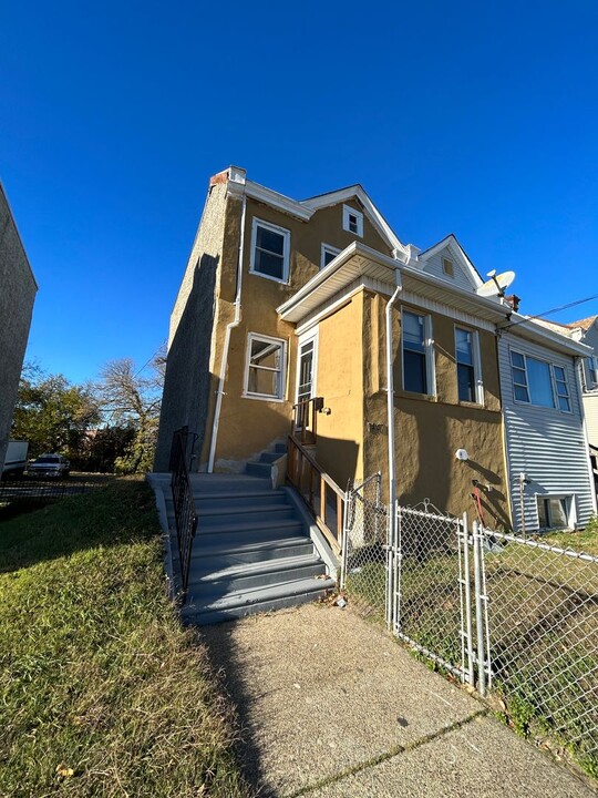 1447 Crestmont Ave in Camden, NJ - Building Photo