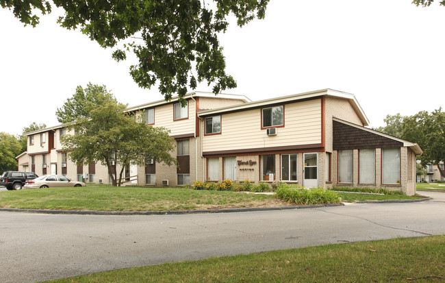 Forest Lane in Westland, MI - Foto de edificio - Building Photo