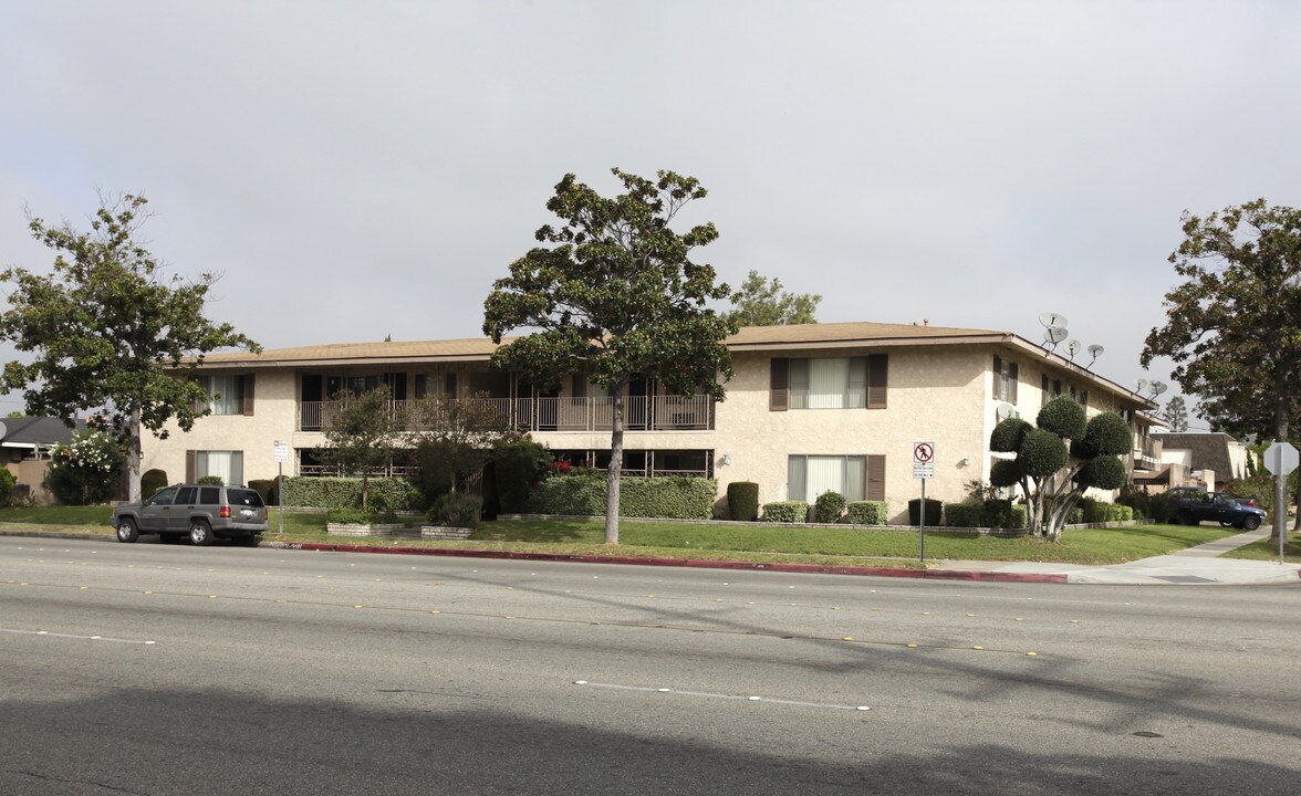 Rondell Arms in Anaheim, CA - Building Photo