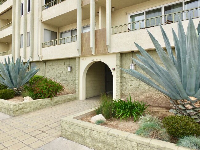 420 Redondo Ave in Long Beach, CA - Foto de edificio - Building Photo
