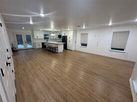 8125 Sunnyhill St in Houston, TX - Building Photo