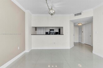 1625 Kennedy Cswy in North Bay Village, FL - Building Photo - Building Photo