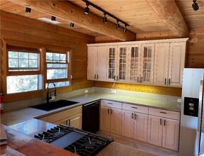 373 Loftyhill Dr in Malibu, CA - Building Photo - Building Photo