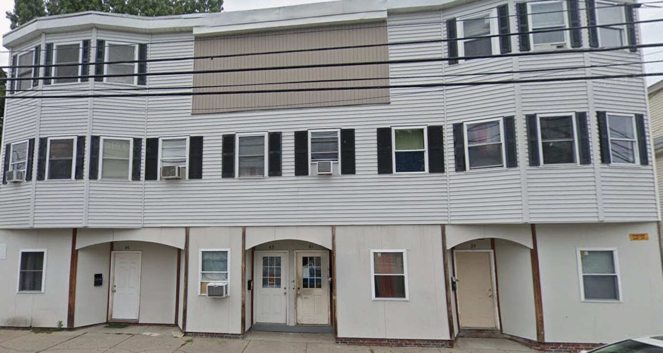 37-45-45 Center St in Methuen, MA - Building Photo