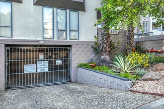 385 Jayne Ave in Oakland, CA - Foto de edificio - Building Photo