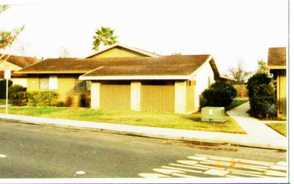 635-639 W Century Blvd in Lodi, CA - Building Photo