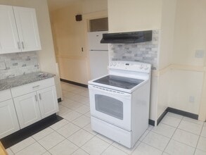 2 Meader Rd, Unit 1 b.r. apartment Everett in Everett, MA - Foto de edificio - Building Photo