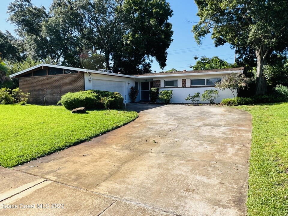 355 Bel Aire Dr in Merritt Island, FL - Foto de edificio