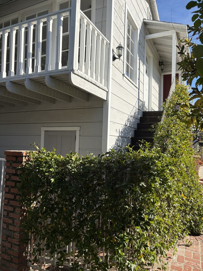 5516 Vanalden Ave in Tarzana, CA - Foto de edificio - Building Photo