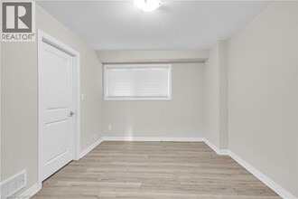 35 Sportsman Hill St in Kitchener, ON - Building Photo - Building Photo