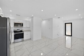 2490 NW 44th St in Miami, FL - Building Photo - Building Photo