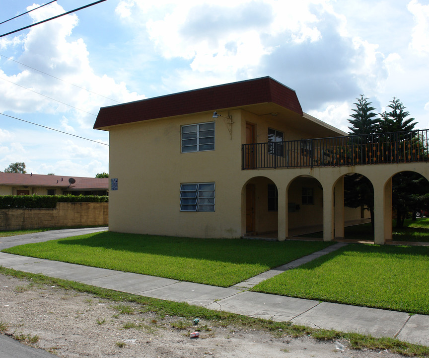 7000 SW 87th Ct in Miami, FL - Foto de edificio