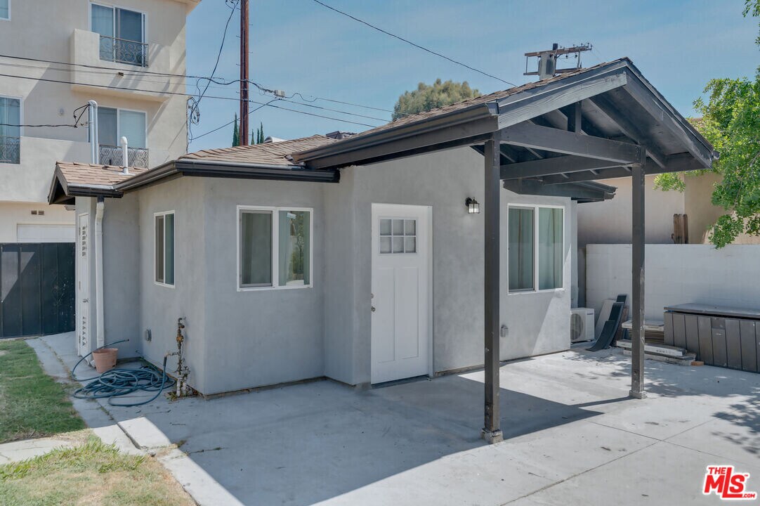 15011 Hartsook St in Los Angeles, CA - Building Photo