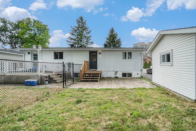 17 Overlake Dr in Ottawa, ON - Building Photo - Building Photo