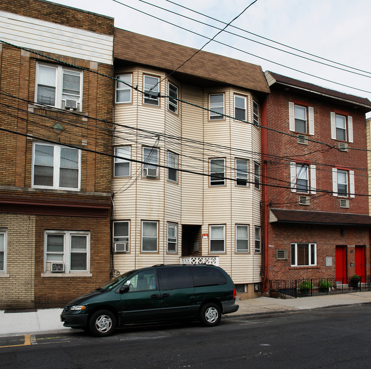 204 N 3rd St in Harrison, NJ - Building Photo