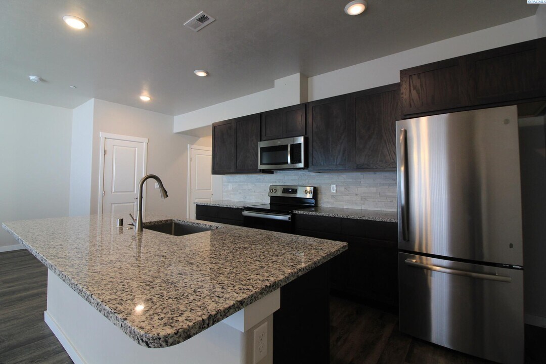 589 S Quillan Pl in Kennewick, WA - Building Photo