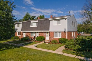 Glen Ellyn Court in Glen Ellyn, IL - Building Photo