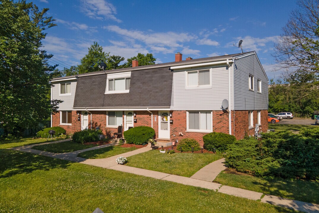 Glen Ellyn Court in Glen Ellyn, IL - Building Photo