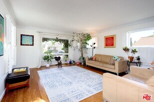 5615 Wenlock St in Los Angeles, CA - Building Photo