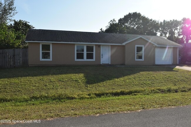 1756 Jacobin St NW in Palm Bay, FL - Foto de edificio - Building Photo