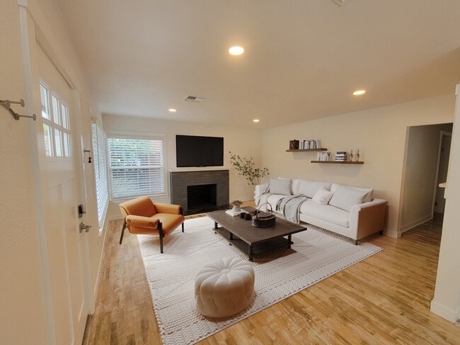 property at 823 Orondo Ave
