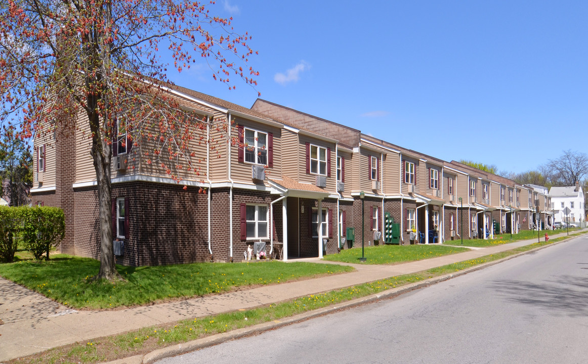 Poughkeepsie Village in Poughkeepsie, NY - Foto de edificio