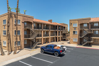 Tamarak Gardens Apartments in Phoenix, AZ - Foto de edificio - Building Photo