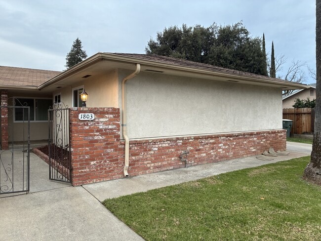 1803 Brewer Way in Modesto, CA - Building Photo - Building Photo