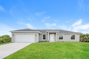 10394 Carnegie Ave in Englewood, FL - Building Photo