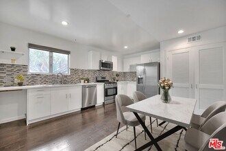 1952 Beachwood Dr in Los Angeles, CA - Building Photo - Building Photo