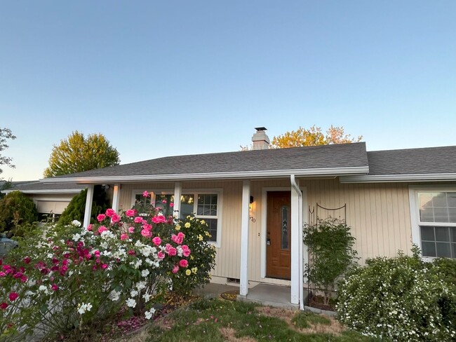2570 Aztec Ave in Medford, OR - Building Photo - Building Photo