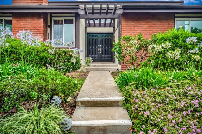 1329 Avenida de Cortez in Los Angeles, CA - Building Photo - Building Photo