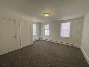 1595 Main St in West Warwick, RI - Foto de edificio - Building Photo