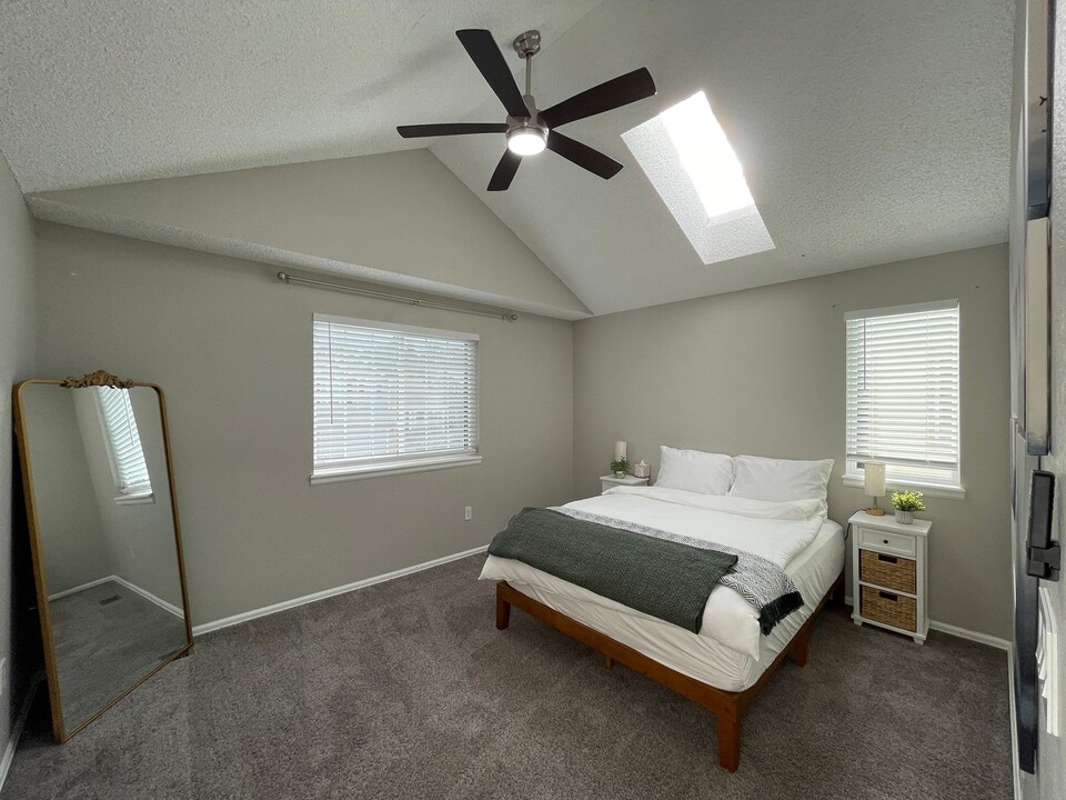 1581 Northridge Dr-Unit -Rm A (Master Bedroom) in Littleton, CO - Building Photo