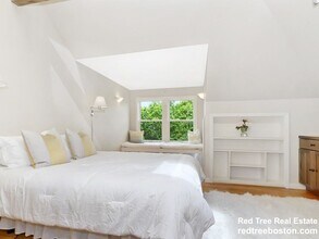 68 Algonquin Rd in Newton, MA - Foto de edificio - Building Photo