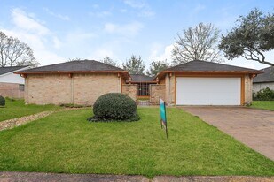 613 W Castle Harbour Dr in Friendswood, TX - Building Photo
