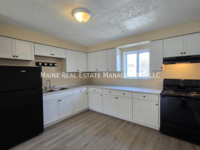 8 Hillside Ln in Lewiston, ME - Building Photo - Building Photo