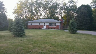 10600 Church Rd in North Adams, MI - Building Photo