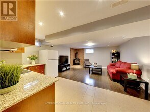 5 Regis Ct in Hamilton, ON - Building Photo - Building Photo