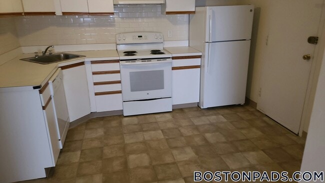 20 Riverside St, Unit 3-2 in Watertown, MA - Building Photo - Building Photo